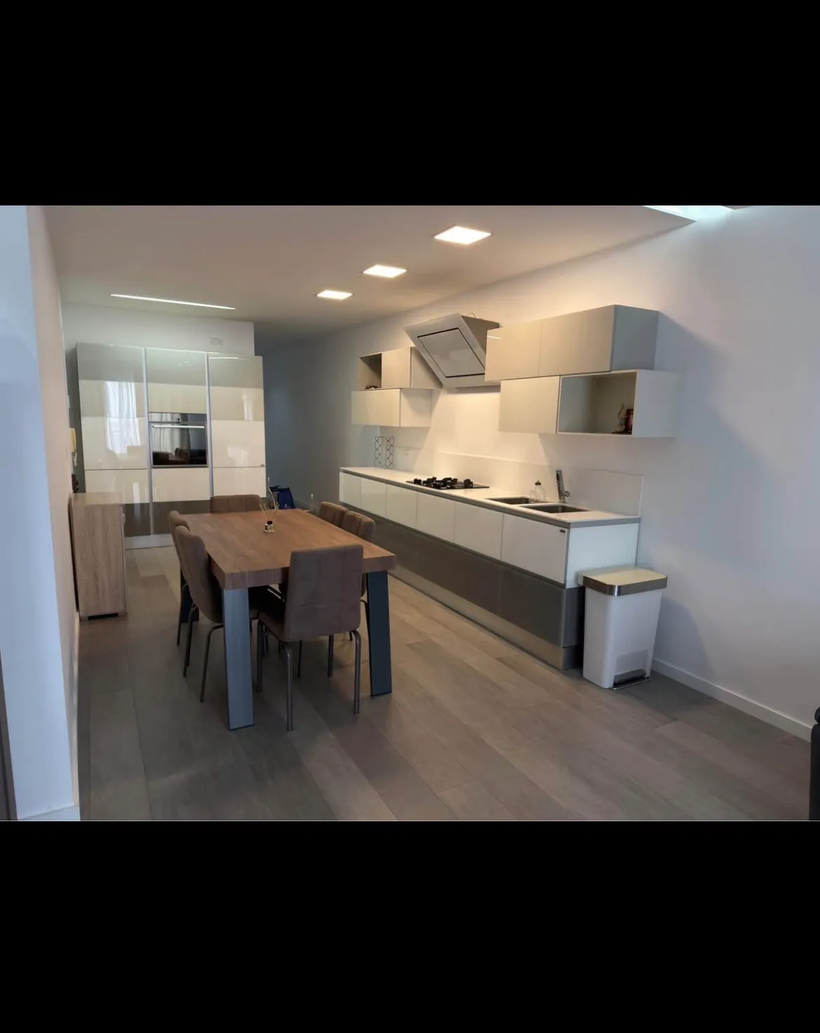 New High end finishings 2 Bedroom 2 Bathroom penthouse for Rent. Within walking distance of all amenities and Għnejna Beach. Beautiful apartment featuring elegant parquet floors.